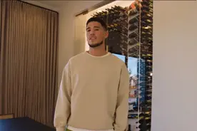 走进 NBA 太阳队当家球星德文·布克的时尚沙漠绿洲之家视频封面