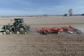 美国约翰迪尔新车型，8RX370履带式拖拉机，在农场日常作业