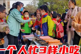 95后甘肃妹子太厉害了，摆摊卖3样小吃，烤肠土豆火鸡面，火爆了视频封面