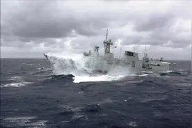 【纪录】惊涛骇浪中行驶的军舰，隔着屏幕都提心吊胆视频封面