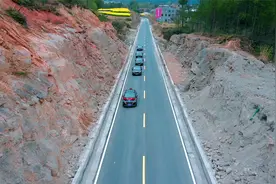 结婚用红旗婚车寓意生活过得红红火火，红运当头！通江至诚