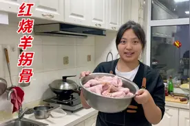 朋友送来一堆羊拐骨无从下手，南方媳妇亲自上阵，出锅后太有食欲