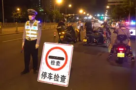 骑摩托上路，千万别忘带这俩证！视频封面