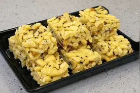 自制沙琪玛：家庭配方简单易学，酥松绵软，一点不比买的差！视频封面