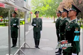 目光坚定 炯炯有神 来看仪仗大队擎旗手的眼神训练