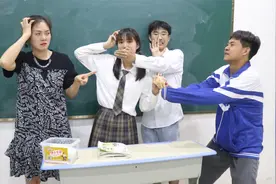 李小白变成机器人，只要说出作业两个字，全班要写10张试卷视频封面