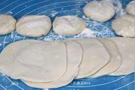 80岁奶奶包饺子从不用擀面杖，教你绝招，简单快速，你看怎么样？视频封面