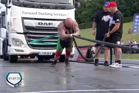 国外大力士比赛，壮汉拉动一辆大卡车视频封面