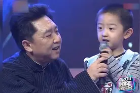 于谦俩儿子罕见出镜，大儿子上台不怯场，小儿子羽毛球赛过孟鹤堂视频封面