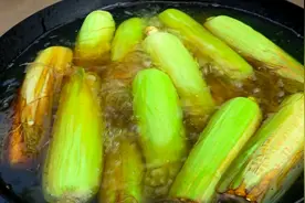 水煮玉米好吃有技巧，记得多放这两样东西，玉米细腻，吃着更香甜