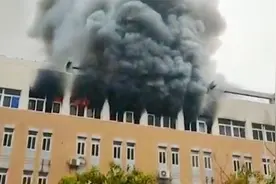 突发！安徽合肥一高楼顶层失火，火舌破窗喷出，浓烟弥漫整栋楼视频封面