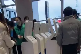 机场工作人员帮老人值机，顺便打印保险收费40元？路人愤而投诉视频封面