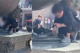 男子爬上静安寺宝鼎捡祈福硬币并装袋，官方：不是工作人员视频封面
