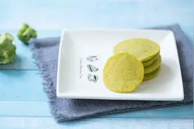 适合低龄宝宝的辅食小饼，口感相当柔软哦~视频封面