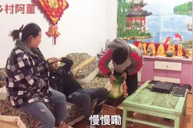姐夫给小舅子炫耀自己的宝贝，小舅子相中了，姐夫：我都不该炫耀视频封面