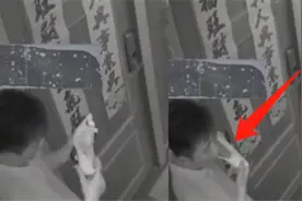 一醉汉深夜偷拿女邻居高跟鞋，嗅闻后逐渐亲吻，监控记录恶心一幕视频封面