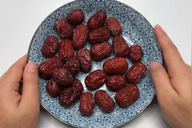 红枣直接吃非常脏，干货店老板教我一招，灰尘和虫卵自己跑出来视频封面