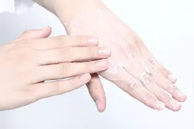 常做家务双手粗糙又难看？教你一招，双手立马变得白嫩又光滑细腻视频封面