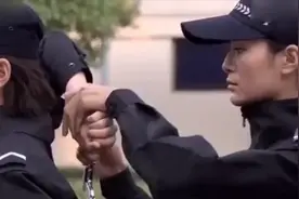 影视：两教官争执手铐铐法，女警示范，身体柔软异于常人轻松解开视频封面