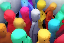 在这个世界，每人都有一种颜色代表自己，失去色彩就会被孤立