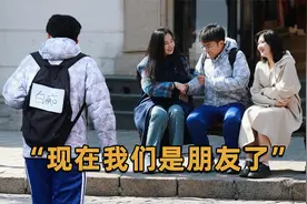 “他们才是傻子”看到低智男生被贴侮辱性纸条，东北大哥怒斥道视频封面