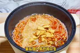 女生寝室深夜偷吃螺蛳粉，臭到室友要跟我绝交！视频封面