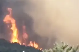 河北省青龙县突发山火浓烟滚滚 54名消防员赴现场处置视频封面