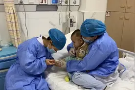 河南一家六口被隔离，护士“妈妈”24小时轮班贴身陪护11个月幼儿视频封面