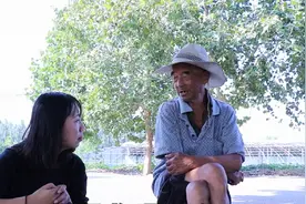 递烟时，为啥要“递两根接一根”？不是迷信，农村爷爷说出原因视频封面