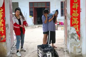 神秘快递2：门口突然出现一个快递箱，伙伴们很奇怪，会是什么呢视频封面