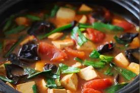 西红柿跟豆腐简单炖一锅，特下饭，太适合冬天吃了，全身暖乎乎！