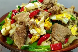 湖南家常菜拆骨肉炒鸡蛋这样做，鲜香四溢好吃又下饭，汤汁都不剩视频封面