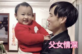 宝宝一天没见爸爸就想念成这样了！看这画面，妈妈能不喝醋吗视频封面