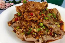 猪肉创新吃法，蒜泥“棒槌肉”肉片捶打至3倍大，拌上蒜泥真滑嫩视频封面