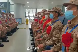武警新疆总队新兵乘包机奔赴军营视频封面