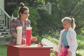 女孩街头恶搞酸洒在身上，路人回头后，女孩的腿变成了骨头视频封面