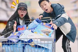 挑战给弟弟1000元去超市，把购物车装满蓝色零食，弟弟买完后悔了视频封面