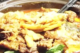 食遍山西：看大厨做鱼香牛肉锅，牛肉鱼肉蔬菜一锅出，鲜美至极