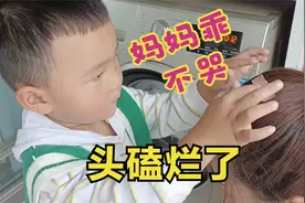 妍妍头磕流血，卓卓赶紧拿创可贴粘住，还安慰妈妈不疼太暖心了视频封面