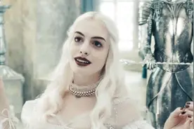 白皇后一身雪白，指甲和嘴唇却红的发黑，背叛姐姐抢走她的王位视频封面