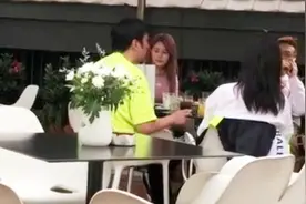 王思聪带两美女游成都 黄发粉衣女子酷似昆凌视频封面