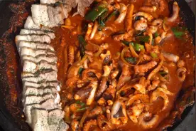 辣炒小章鱼和水煮五花肉怎么做才好吃？妈妈做出来的色香味俱全！