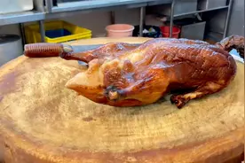 香港每天3点出炉的极品烧鸭，一套最标准斩鸭刀法，堪称行云流水