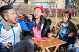 搞笑短剧：师生玩成语接龙吃辣条，老师不如学生，最后被辣哭了视频封面