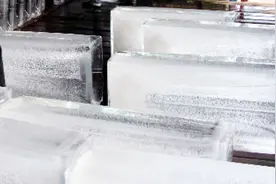 水变成大冰块需要多久？看完制冰厂的制作过程，速度不是一般的快视频封面