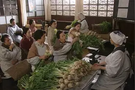 日本向英美联军宣战，老百姓日子更难熬了，每天排队领食物，电视视频封面