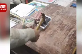 网曝湖南一老师用锤子砸学生手机 教育局：老师砸的是自己旧手机视频封面