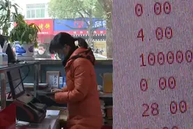 沾沾好运！女子新年买2000元彩票却中1000万元，网友纷纷眼红视频封面