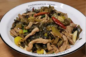 酸菜这样做太香了，和瘦肉一起炒，熟悉的味道，专治吃饭没胃口