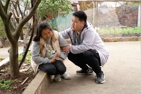妻子生下孩子，却一直不让丈夫抱孩子，趁她出门丈夫掀开被子愣了视频封面